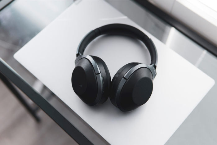 หูฟังแบบไหนดี? เปรียบเทียบหูฟังครอบหู (headphone) อินเอียร์ และไร้สายสำหรับใช้งานแต่ละแบบ